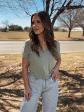 Load image into Gallery viewer, THE BASIC V-NECK