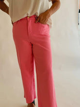 Load image into Gallery viewer, JUDY BLUE PINK CROP JEANS
