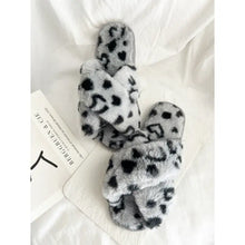 Load image into Gallery viewer, ANIMAL PRINT SLIPPERS
